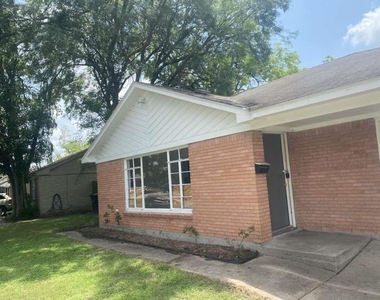 121 E Riverwood Drive - Photo Thumbnail 1