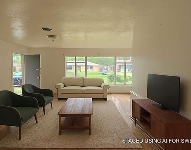 121 E Riverwood Drive - Photo Thumbnail 3