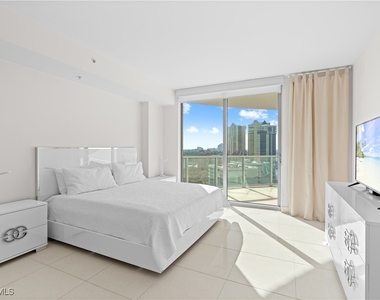 3000 Oasis Grand Boulevard - Photo Thumbnail 13