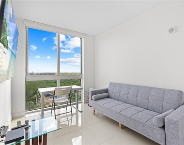 3000 Oasis Grand Boulevard - Photo Thumbnail 4