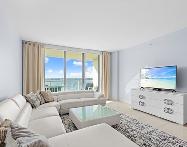 3000 Oasis Grand Boulevard - Photo Thumbnail 3