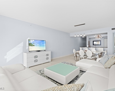 3000 Oasis Grand Boulevard - Photo Thumbnail 2