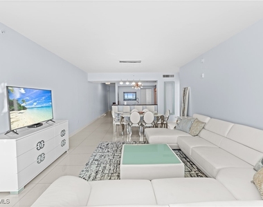3000 Oasis Grand Boulevard - Photo Thumbnail 24