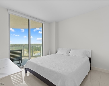 3000 Oasis Grand Boulevard - Photo Thumbnail 14