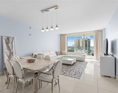 3000 Oasis Grand Boulevard - Photo Thumbnail 16