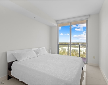3000 Oasis Grand Boulevard - Photo Thumbnail 22
