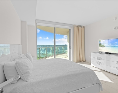 3000 Oasis Grand Boulevard - Photo Thumbnail 12