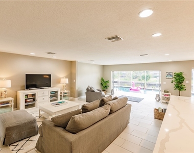 1424 Windsor Court - Photo Thumbnail 5