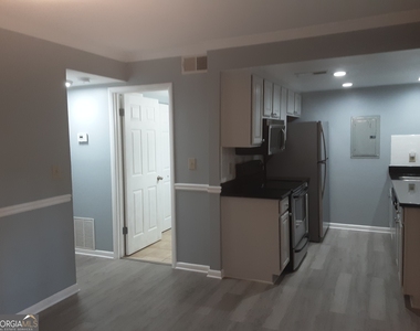 6900 Roswell Road - Photo Thumbnail 2