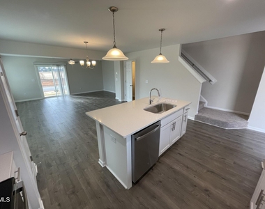 1019 Peony Lane - Photo Thumbnail 6