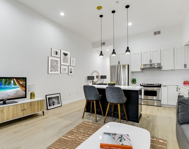 507 Sabine St - Photo Thumbnail 4