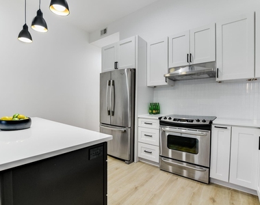 507 Sabine St - Photo Thumbnail 7