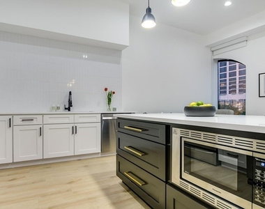 507 Sabine St - Photo Thumbnail 8