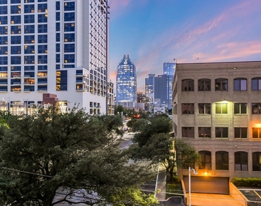 507 Sabine St - Photo Thumbnail 1