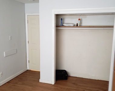908 Greenbrier Road - Photo Thumbnail 14