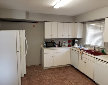 908 Greenbrier Road - Photo Thumbnail 8