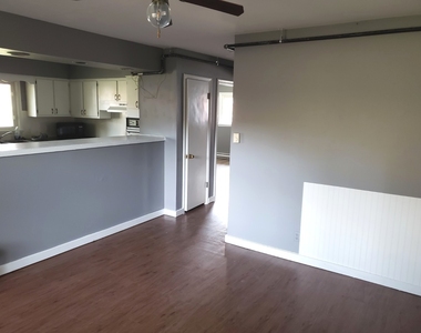 908 Greenbrier Road - Photo Thumbnail 10