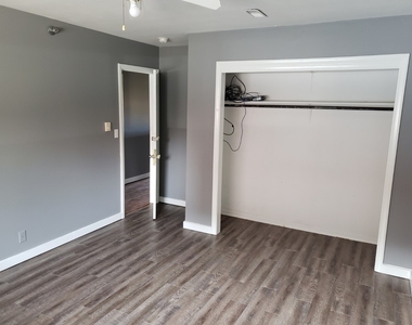 908 Greenbrier Road - Photo Thumbnail 12