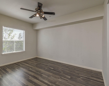 6289 Wilcrest Drive - Photo Thumbnail 8