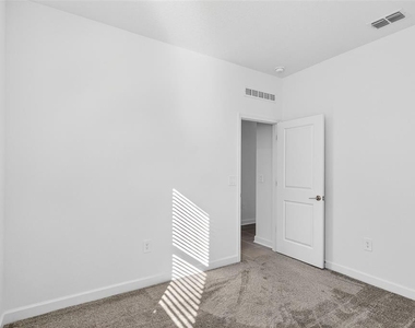 2619 Peace Of Mind Avenue - Photo Thumbnail 32