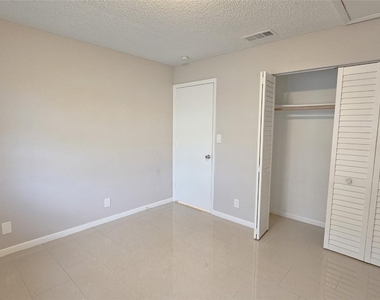 416 Lakeside Drive - Photo Thumbnail 11