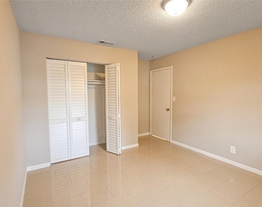 416 Lakeside Drive - Photo Thumbnail 8