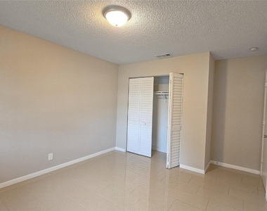 416 Lakeside Drive - Photo Thumbnail 7