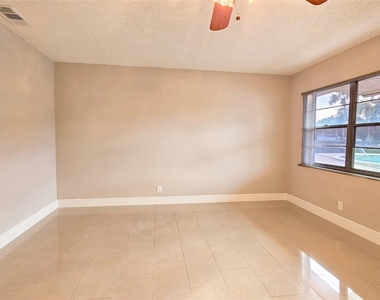 416 Lakeside Drive - Photo Thumbnail 4