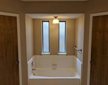 204 Bremen Drive - Photo Thumbnail 10