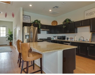 2400 Louis Henna Blvd - Photo Thumbnail 8