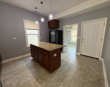 9738 S Avenue L - Photo Thumbnail 2