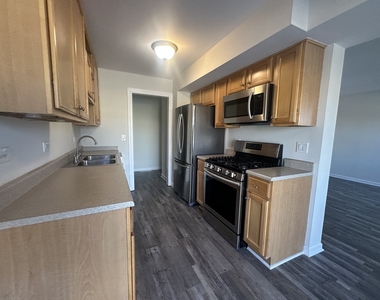 306 Northwestern Court - Photo Thumbnail 4