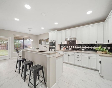 714 Coggins Point Way - Photo Thumbnail 10