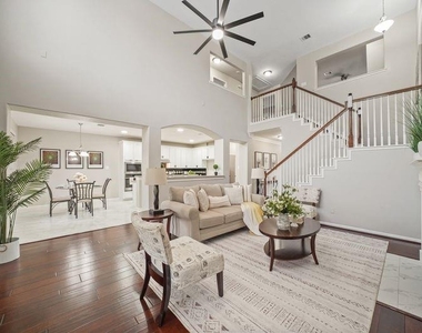 714 Coggins Point Way - Photo Thumbnail 12