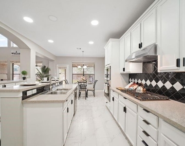 714 Coggins Point Way - Photo Thumbnail 9