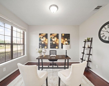 714 Coggins Point Way - Photo Thumbnail 8