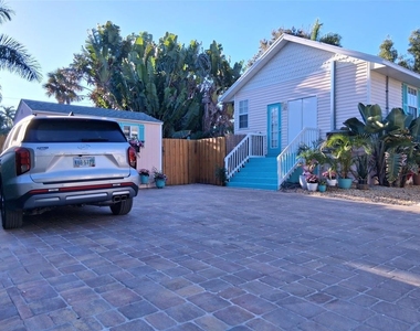 216 Berry Street - Photo Thumbnail 14