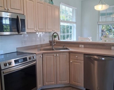 216 Berry Street - Photo Thumbnail 22