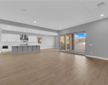 10648 Stone Ledge Avenue - Photo Thumbnail 5
