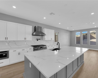 10648 Stone Ledge Avenue - Photo Thumbnail 8