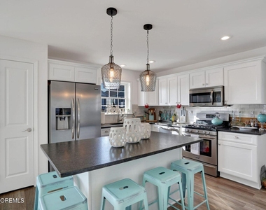 304 6th Avenue - Photo Thumbnail 4