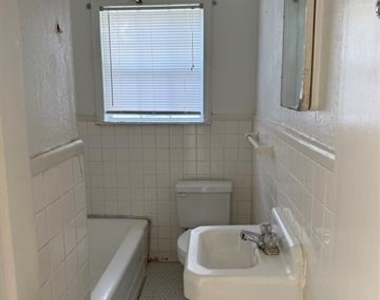 1942 Lincoln Drive - Photo Thumbnail 5