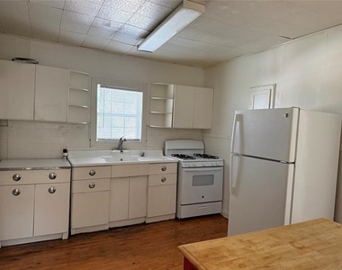 1942 Lincoln Drive - Photo Thumbnail 3