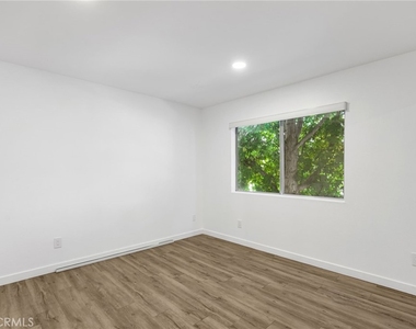 4406 Cahuenga Boulevard - Photo Thumbnail 14