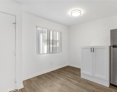 4406 Cahuenga Boulevard - Photo Thumbnail 10