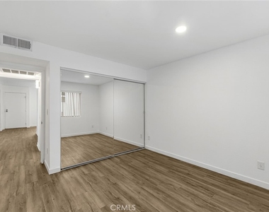 4406 Cahuenga Boulevard - Photo Thumbnail 12