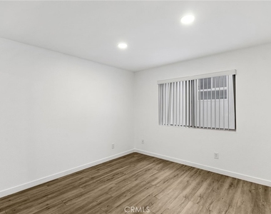 4406 Cahuenga Boulevard - Photo Thumbnail 11