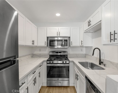 4406 Cahuenga Boulevard - Photo Thumbnail 8