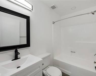 4406 Cahuenga Boulevard - Photo Thumbnail 13