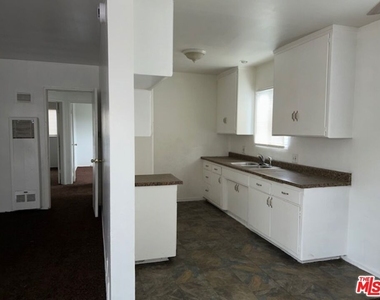 10702 Crenshaw Boulevard - Photo Thumbnail 11